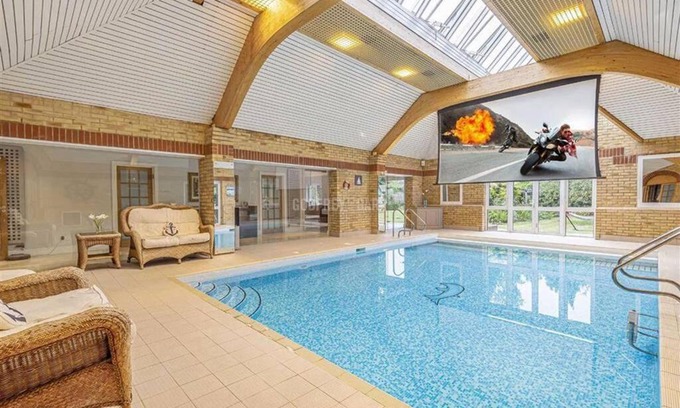 Watford Casa | Large luxurious character house with indoor pool