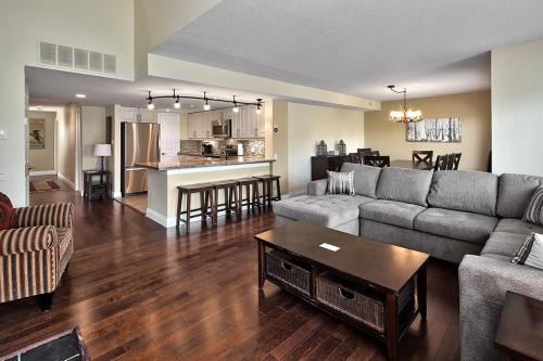 The Blue Mountains Casa | Large luxurious upper floor condo in Sierra Lane