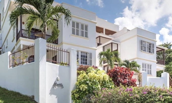 Gibbes Condominio | Large luxury 1 bedroom apartment, pool & sea view