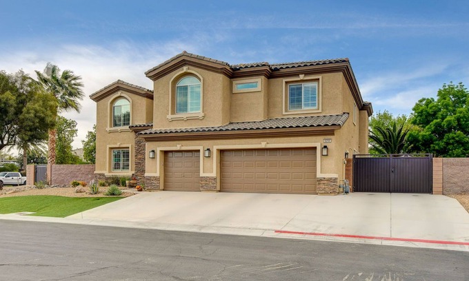 Las Vegas Casa | Large luxury 5 bedroom home w/ resort style backyard.