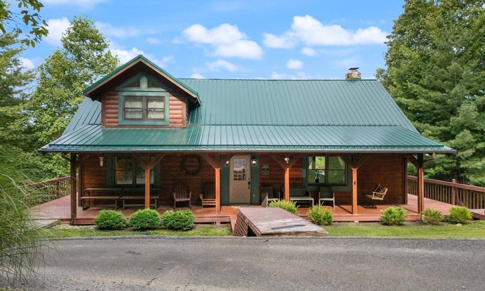 Zoe Cabina | Large Luxury Log Cabin, Sleeps-13, Spectacular view! Loaded with ammenities!