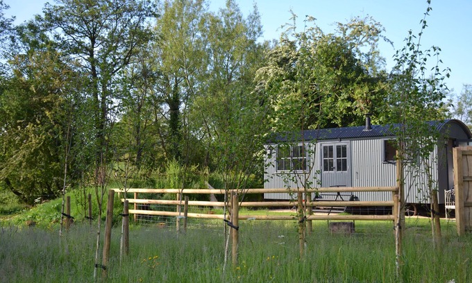 Belluton Cabina | Large Luxury Shepherds Hut with Hot Tub near Bath