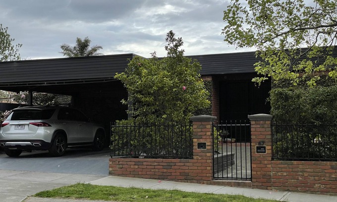 Malvern East Casa | Large mid century executive family home with pool in prestige suburb