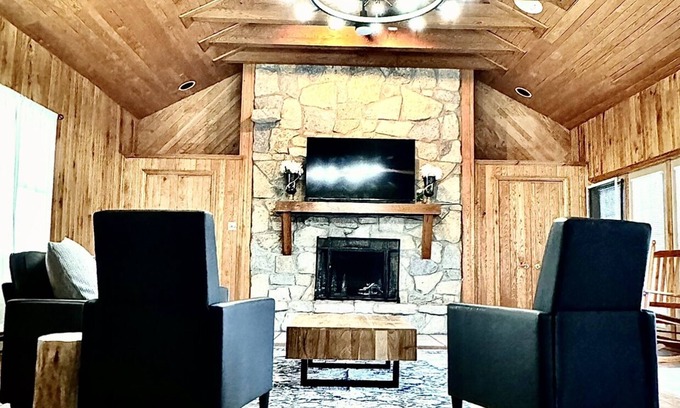 Washington Court House Cabina | Large Modern Cabin w/balcony & large entertainment areas-hot tub and pool table!