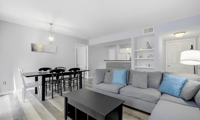 East Riverside - Oltorf Condominio | Large Modern 2 Bed/2 Bath -7 min DT in Central ATX