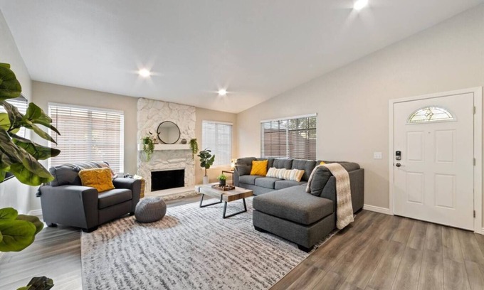 Citrus Heights Casa | Large Modern 4B2B * King bed *Pool * 70"TV