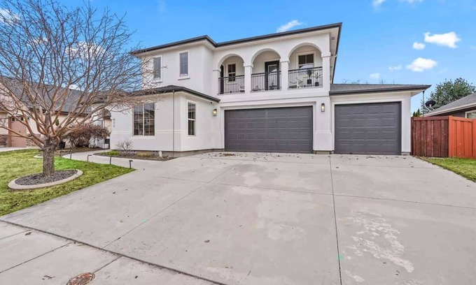 Meridian Casa | Large Modern 5 Bedroom Custom Home Centrally locat