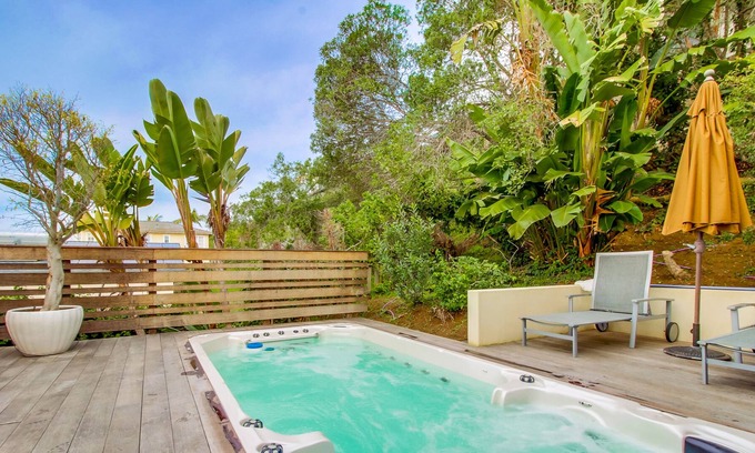 Sunset Cliffs Casa | Large & modern home close to the ocean w/private washer/dryer - 1 dog welcome