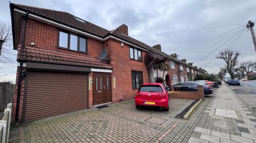 Mayesbrook Casa | Large Modern Home Near Barking Station With SuperFast 1gbps Wi-Fi & Free Parking