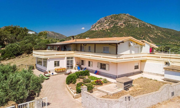 Gonnesa Apartamento | Amplio y moderno hotel en las afueras. Terraza, Wi-Fi, invernadero baja