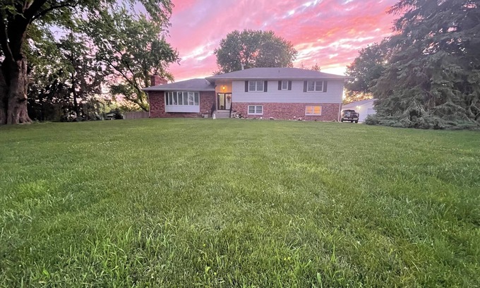 West Omaha Casa | Large, modern, spacious and clean 6-bedroom house in desirable West Omaha.