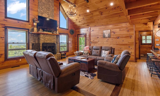 Vein Mountain Cabina | Large Mountain Getaway Cabin with Views