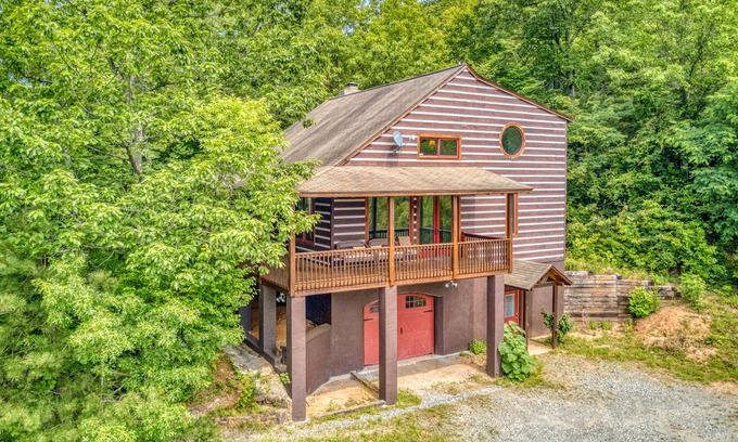 Sylva Casa | Large multi-level beauty with wrap-around deck, patio, AC, WiFi, wood fireplace