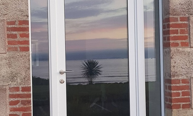 Plestin-les-Greves Apartamento | Large new apartment facing Saint-Efflam beach