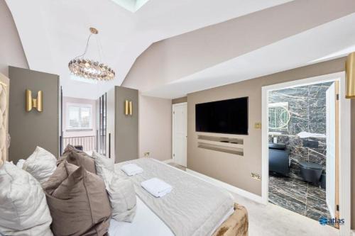 Liverpool Casa | Large NEW Detached House Woolton, Families, FREE Parking, Massage, BBQ, Play room & MORE