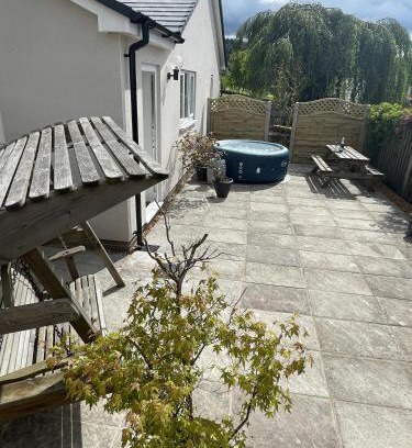Bwlch Apartamento | Large New Studio Apartment and Hot Tub - Private Hideaway in the Brecon Beacons