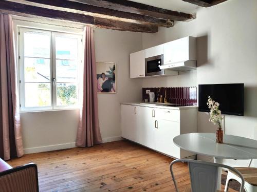 Chinon Apartamento | Large new studio, charming and quiet, historical center