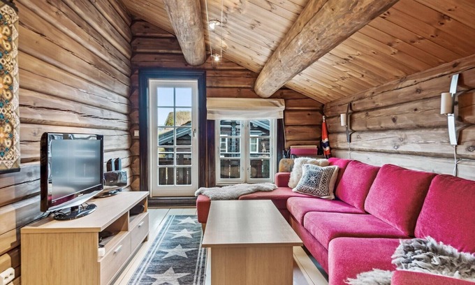 Hovden Cabina | Large notched cabin, centrally located in an area great for hiking. Ski-in/out