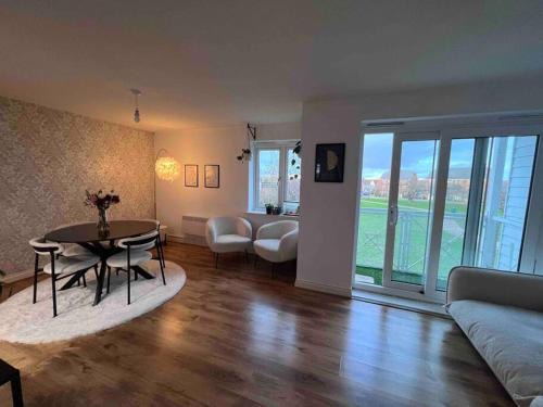 Sittingbourne Apartamento | Large One bedroom property with parking & balcony