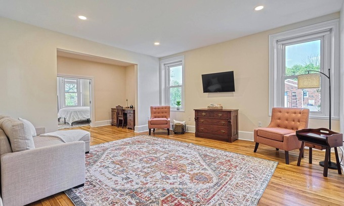 Halifax Apartamento | Large One Bedroom Suite in Historic Farmhouse - Family Friendly!