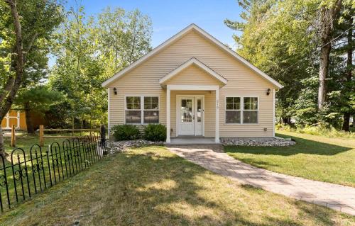 Kendall Casa | Large Open Floor Home with Fire Pit on the Lake