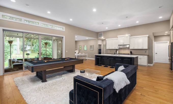Tigard Casa | Large Open Home - Gourmet Kitchen - Pool Table