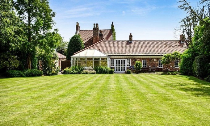 Ryther Cabaña | Large open plan cottage in conservation village just outside York. 3 night deals