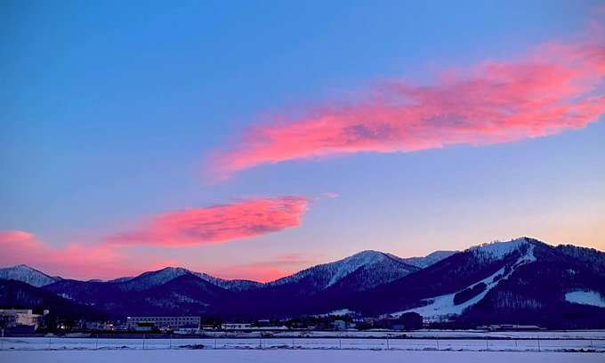 Minamifurano Casa | Large panoramic view of the ski slopes from the large windows. Ezo squirrels and wild birds visit the windows and can be fed during your stay. The warmth of the wood stove creates a comfortable moment. (Pets are allowed.)
