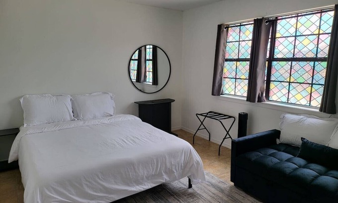 Eastern Division Apartamento | Large parking lot/sleeps 8