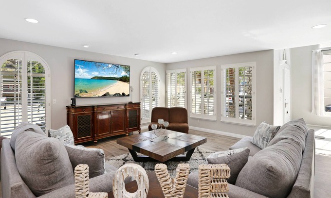 Peninsula Casa | Large Peaceful Beach Condo, Close to Belmont Shore, 3 Bed/3.5 bath, AC, Parking, Beach Gear