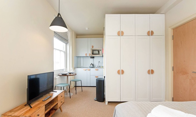 Camden Town with Primrose Hill Apartamento | Large Pied a Terre Studio on Regents Park Road