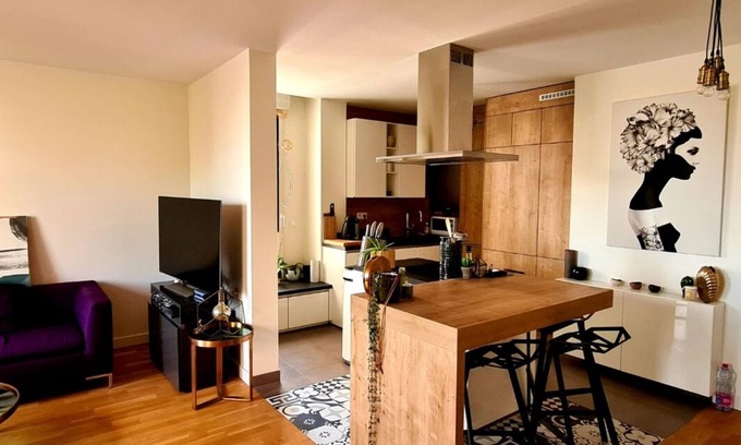 Clamart Apartamento | Large, pleasant duplex apartment on top floor