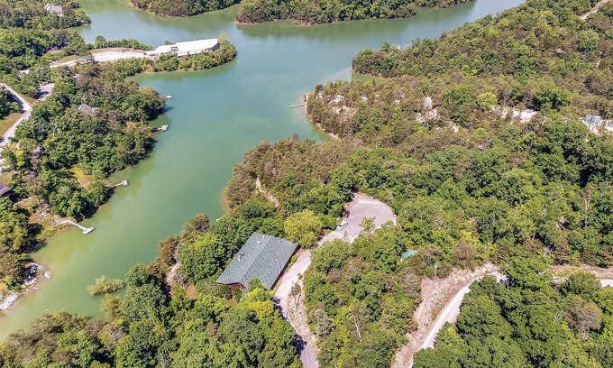 Sevierville Cabina | Large Private Douglas Lake Lodge- 12 acres- Sevierville