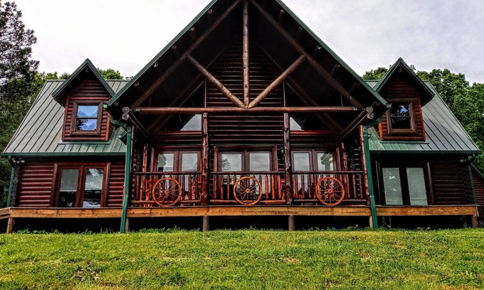 Lawrence County Cabina | Large Private Luxury Log Cabin w/ jacuzzi, game room, private lake on 100 acres
