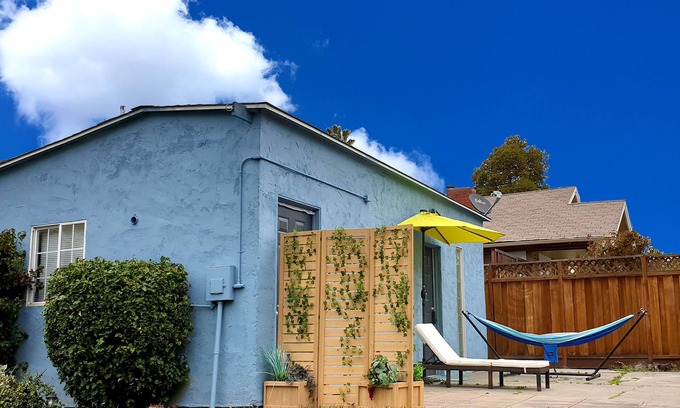 Northside Apartamento | Large Private Oasis with Yard Space, Minutes to Downtown