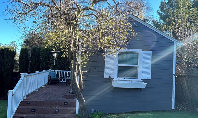 Emerald Hills Apartamento | Large, private Studio with 1 Bath in beautiful Emerald Hills - 30 day minimum