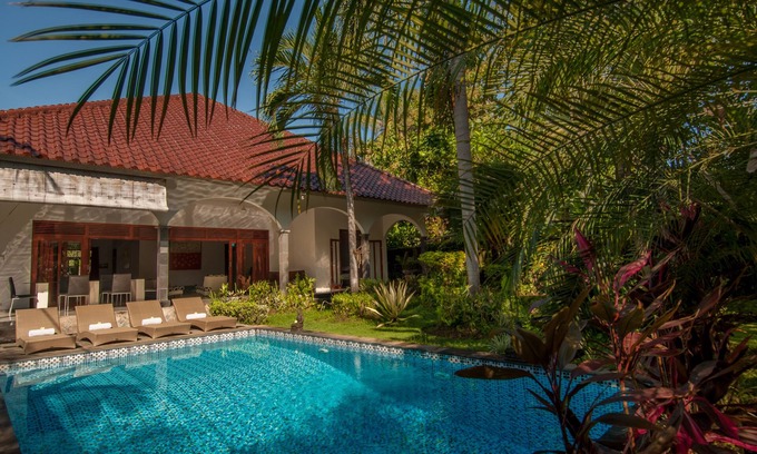 Lovina Villa | Gran villa privada con bonita piscina en jardín tropical