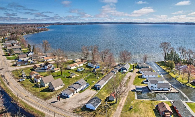 Houghton Lake Cabina | Large Resort Cabin: Steps to the Lake!
