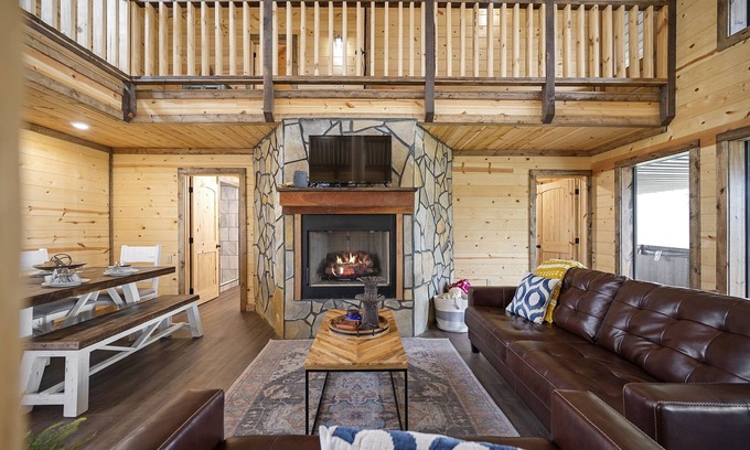 Golden Cabina | Large River front cabin overlooking Glover River