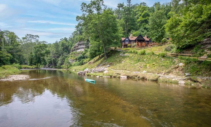 Sugar Grove Cabina | Large Riverside Cabin on Beautiful Acreage