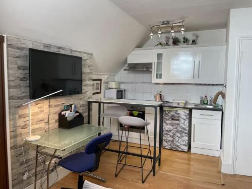 St. Mark's Casa | Large room with private kitchen near Kingston University