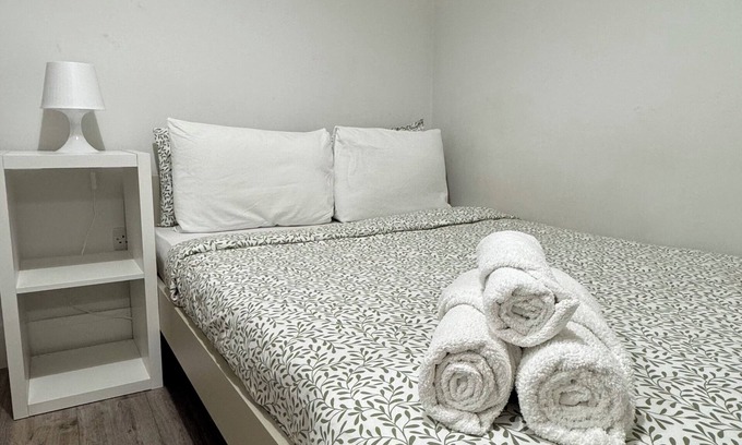 West Ham Casa | Large room with access to the garden