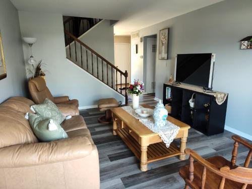 Elk Grove Village Casa | Large room with balcony in private home in Elk Grove