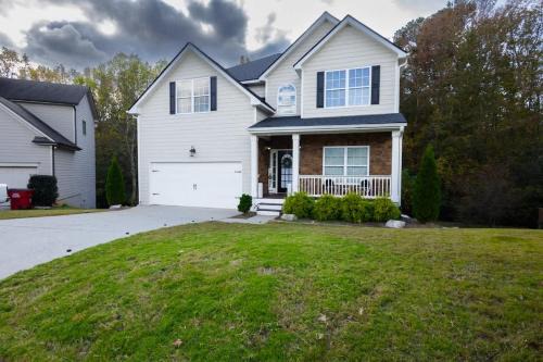 Braselton Casa | Large Rustic Family Home By RoadATL-KingBed-Firepit-Grill