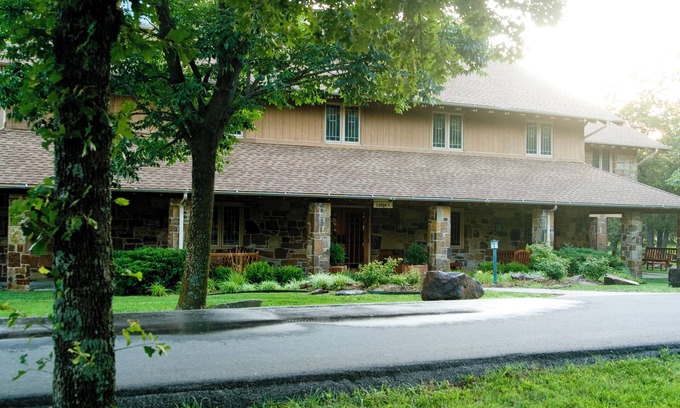 Tulsa Cabina | Large rustic lodge, sleeps 44. Only 12 minutes from downtown Tulsa