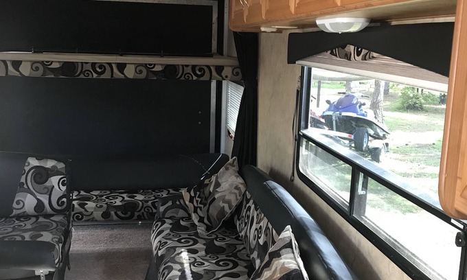 Hunt Club Casa | Gran RV para quedarse en nuestra propiedad con piscina o tomar viaje