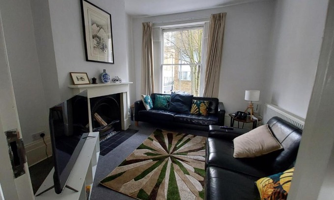 Angel Casa | Large Serene Victorian Abode in Central London
