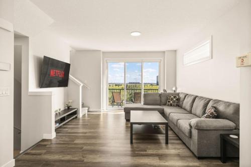 Calgary Casa | Large Single Family 3 Bedroom House with Air Conditioner, Garage and Lake View