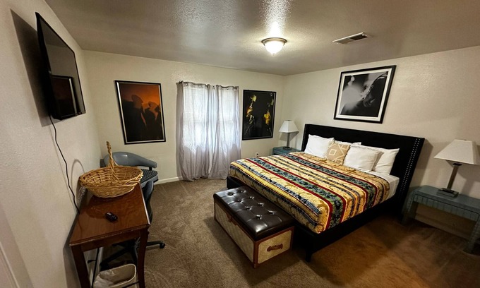 Crosstown Casa | Large Single Level 4 BR Near Zoo, Beale Street