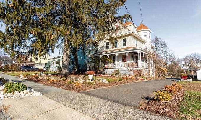 Montclair Casa | Spacious 4-bedroom house with WiFi and AC in beautiful Montclair